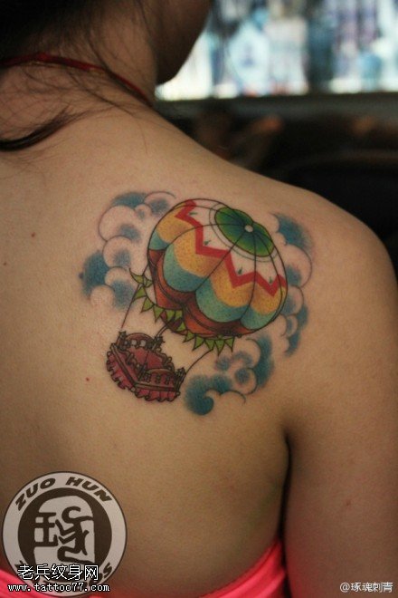 女性肩部彩色热气球纹身图案