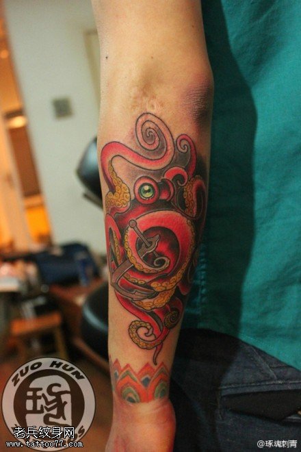 手臂彩色章鱼纹身图案