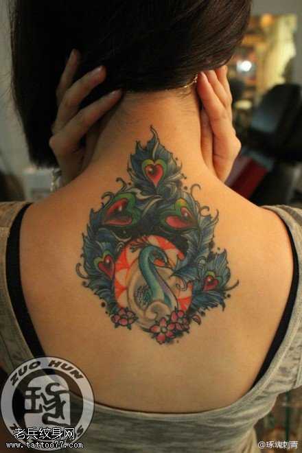 女性背部彩色孔雀纹身图案