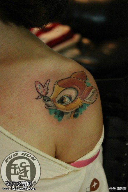 女性肩部彩色鹿纹身图案