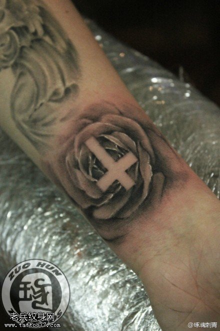 手腕玫瑰花十字架纹身图案