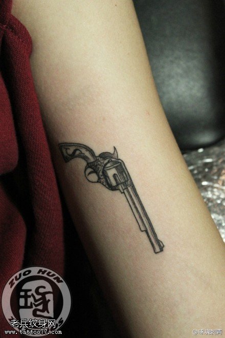 女性手臂手枪纹身图案