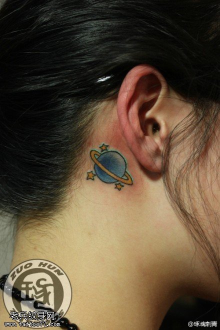 女性耳后小清新星球纹身图案