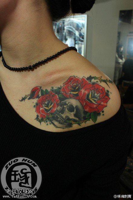 女性肩部彩色骷髅玫瑰花纹身图案