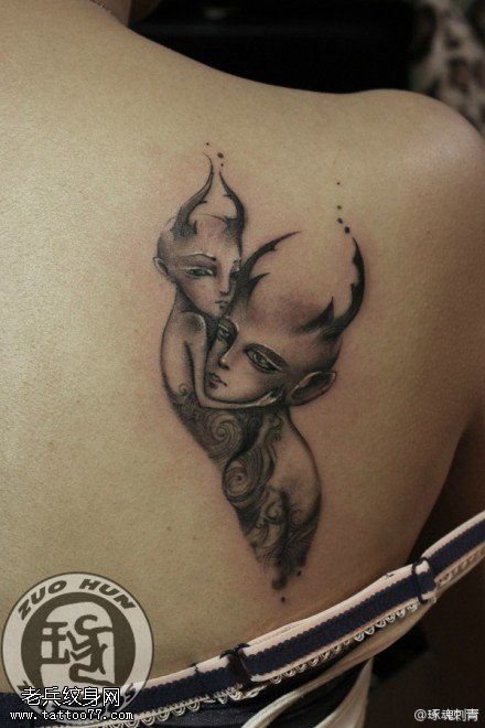 女性肩部双子座纹身图案