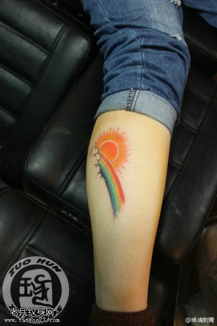 腿部彩色彩虹太阳纹身图案