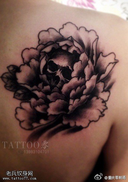 背部玫瑰花骷髅纹身图案