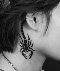 超酷的mm颈部图腾蝎子纹身图案作品