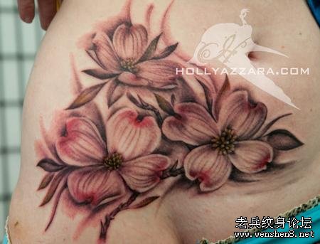腹部纹身图案:美女腹部花卉四瓣花纹身图案纹身图片
