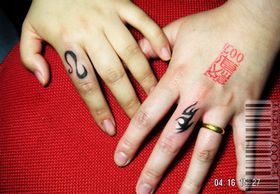 一款情侣手指图腾纹身图案