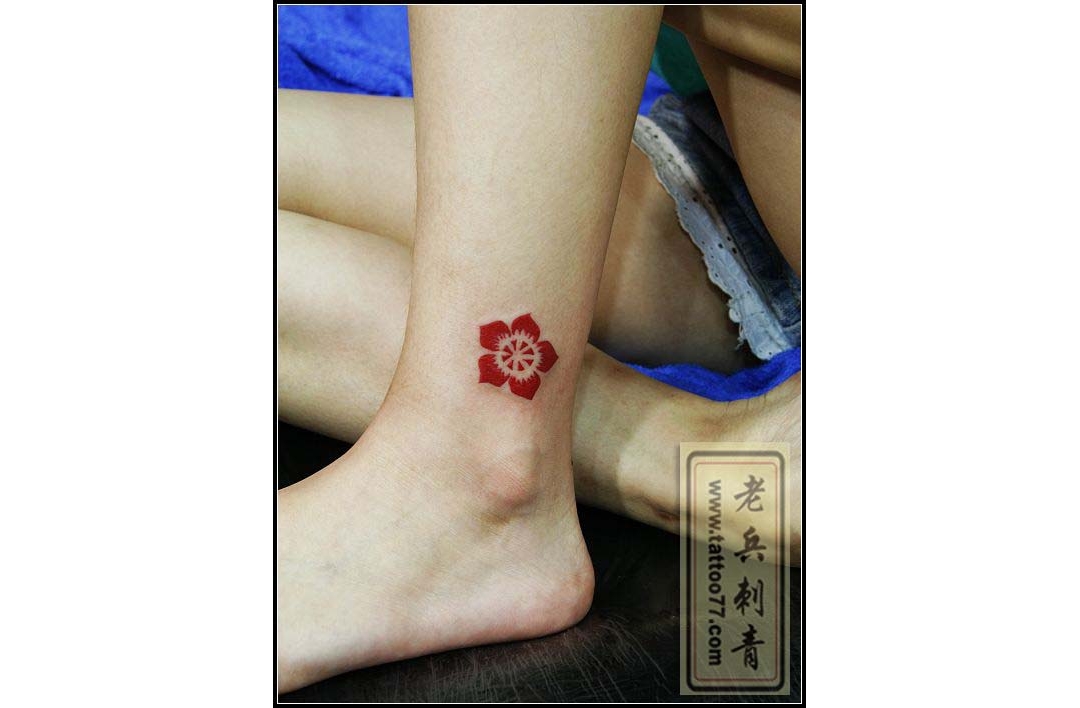 武汉纹身店：脚踝红色蔷薇纹身图案作品