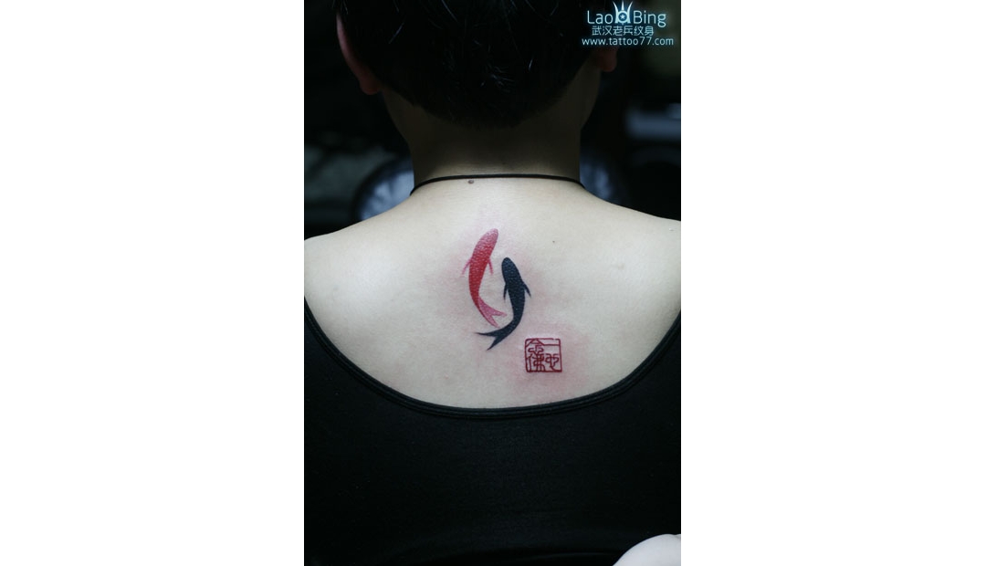 本店为来自武昌纹身美女打造的颈部水墨鱼印章纹身图案作品 ... ...