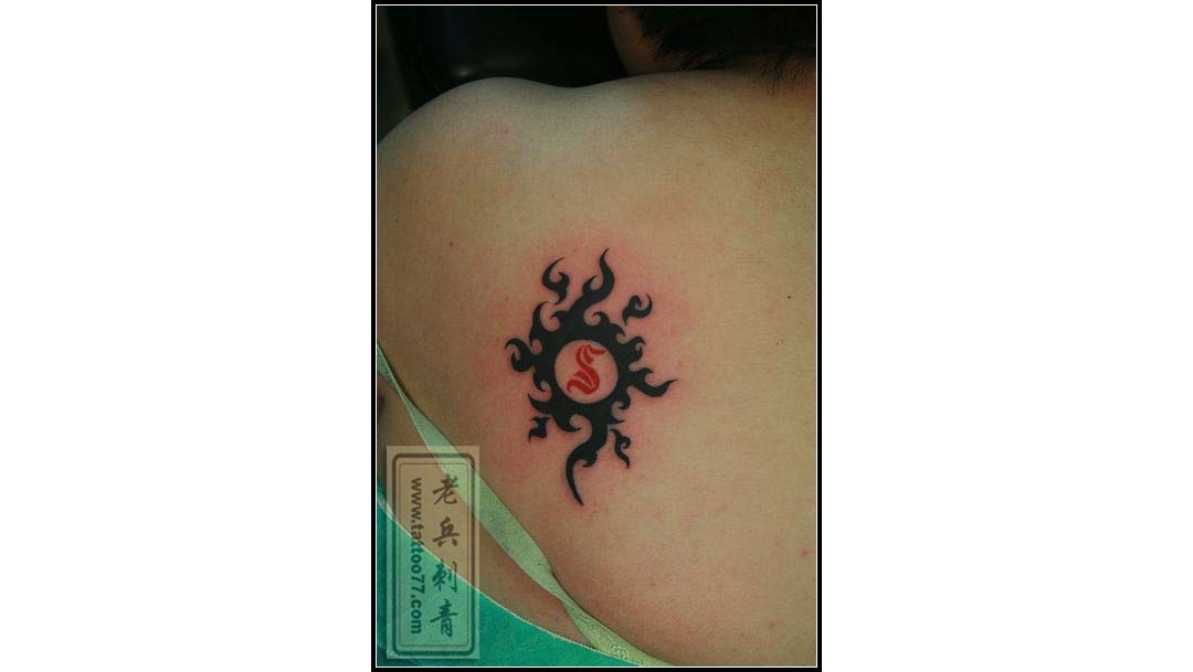 来自汉阳纹身爱好者肩背小太阳图腾纹身图案作品欣赏