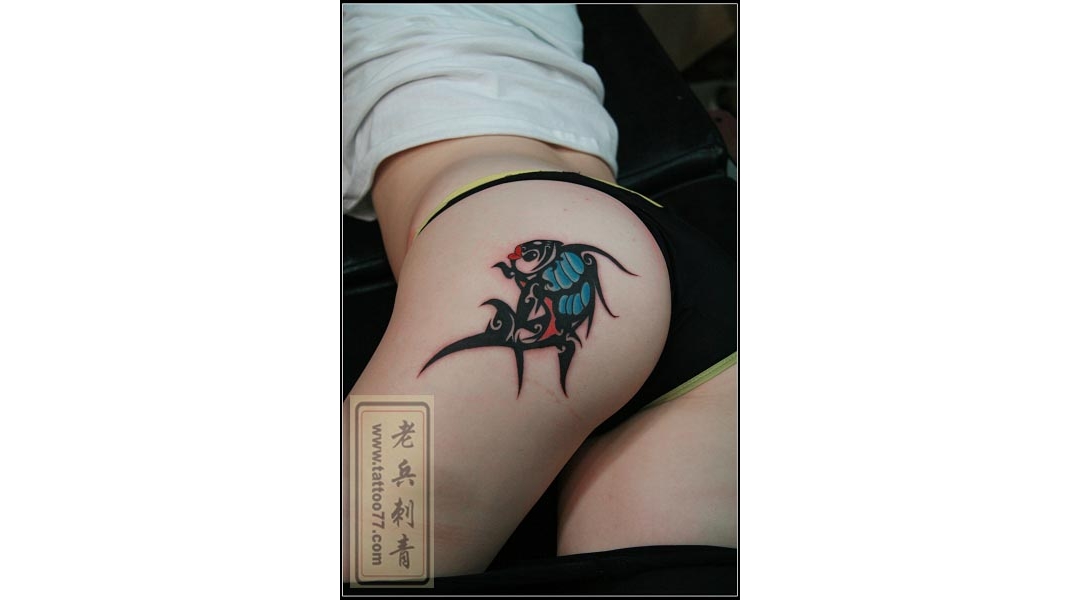 美女的性感臀部图腾鱼纹身图案作品