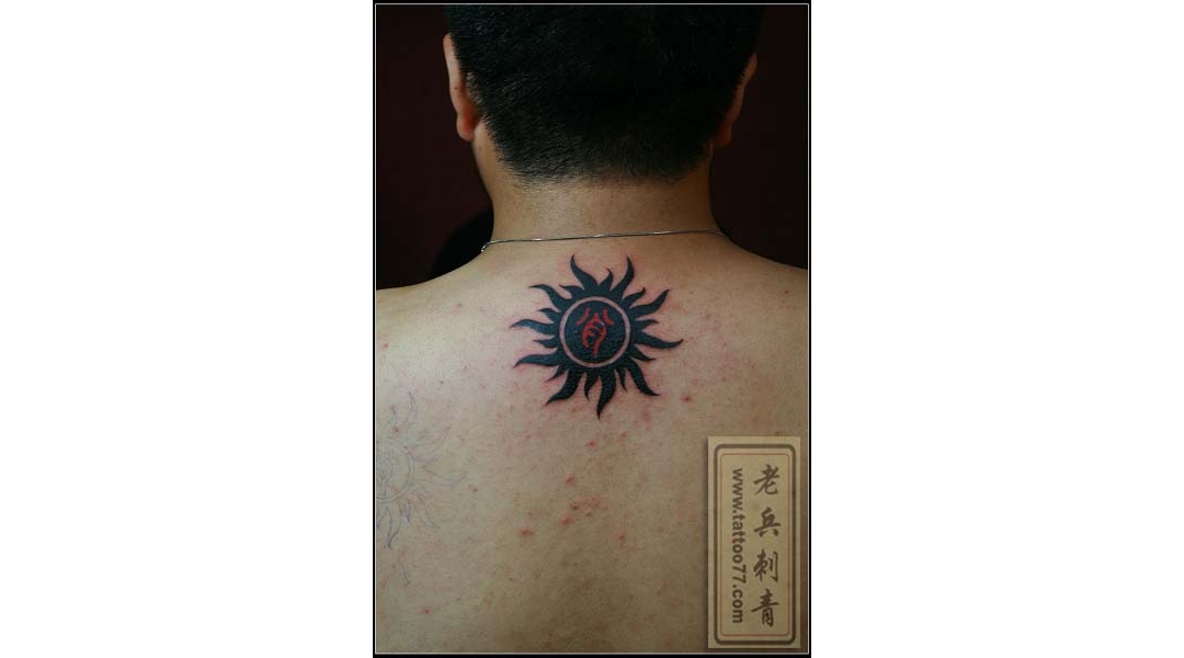 男人颈部图腾太阳文字纹身图案作品