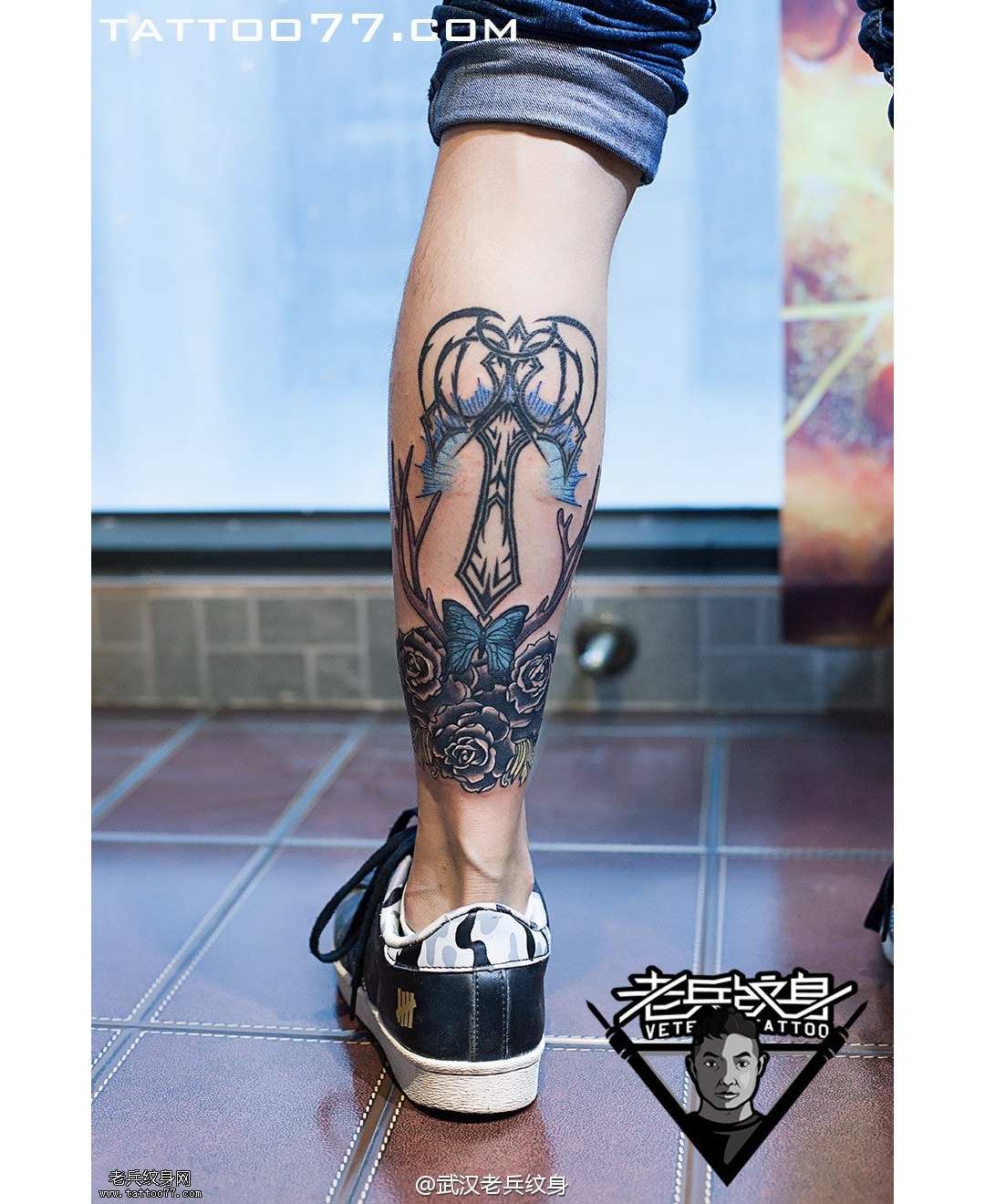 小腿玫瑰花鹿角十字架纹身图案作品