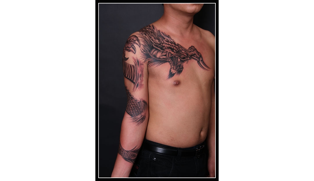 2010年老兵纹身师兵哥的撕皮缠臂龙纹身图案作品