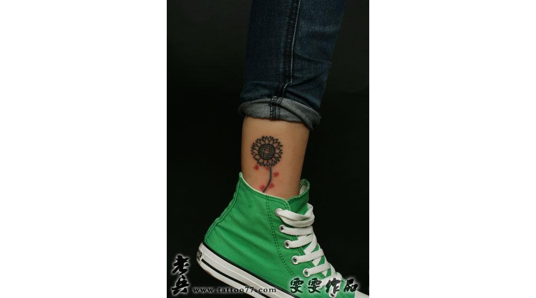 武汉纹身：腿部向日葵纹身图案作品