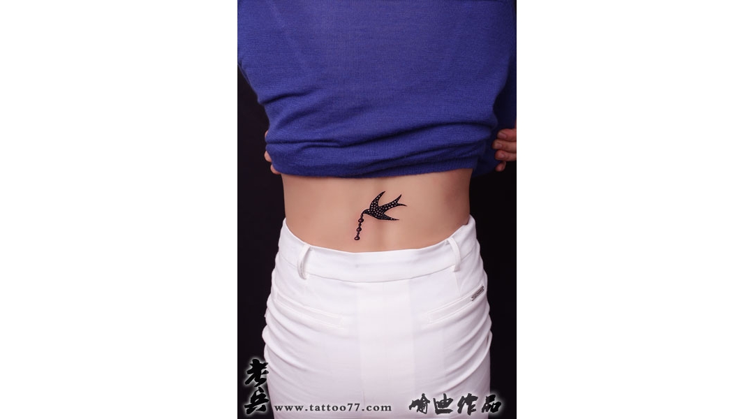 武汉纹身：美女腰部香奈儿纹身图案作品