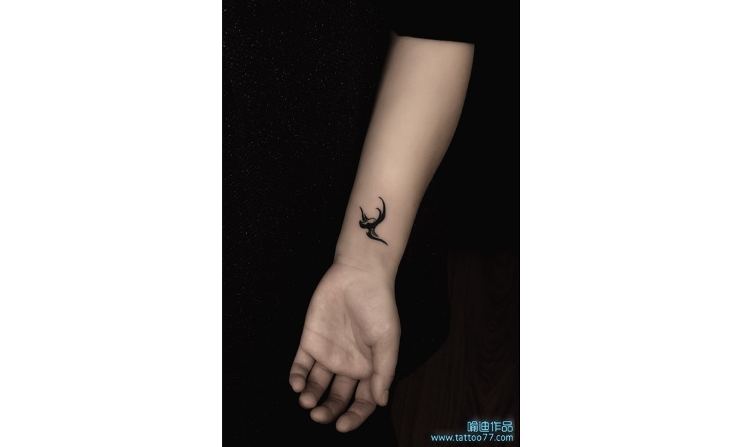 本店为武昌纹身MM打造的手臂燕子纹身图案作品