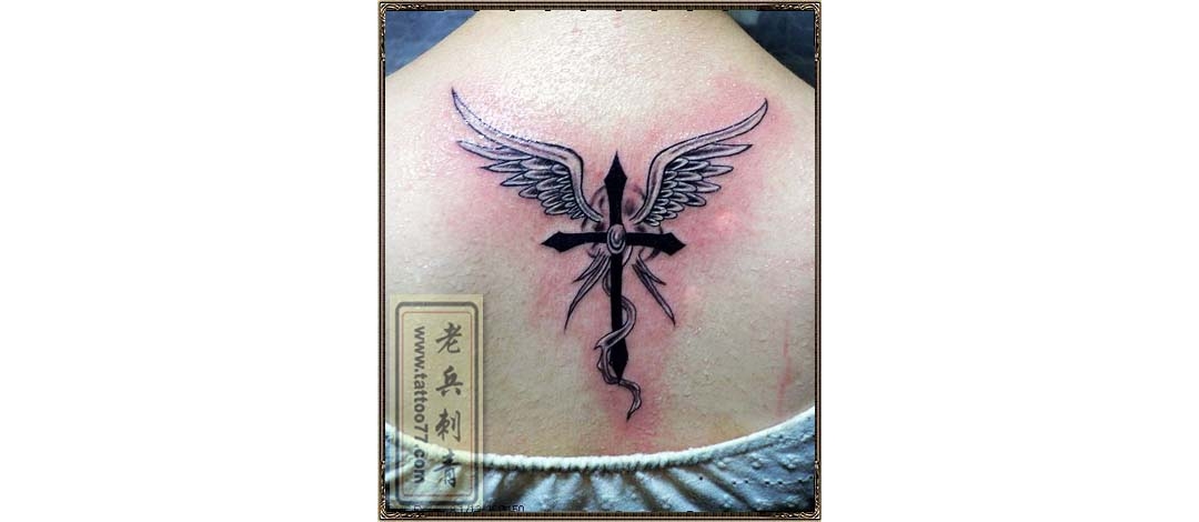 后背十字架翅膀纹身图案作品