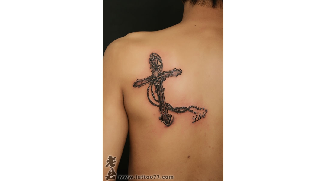 老兵纹身店：背部十字架骷髅纹身图案作品
