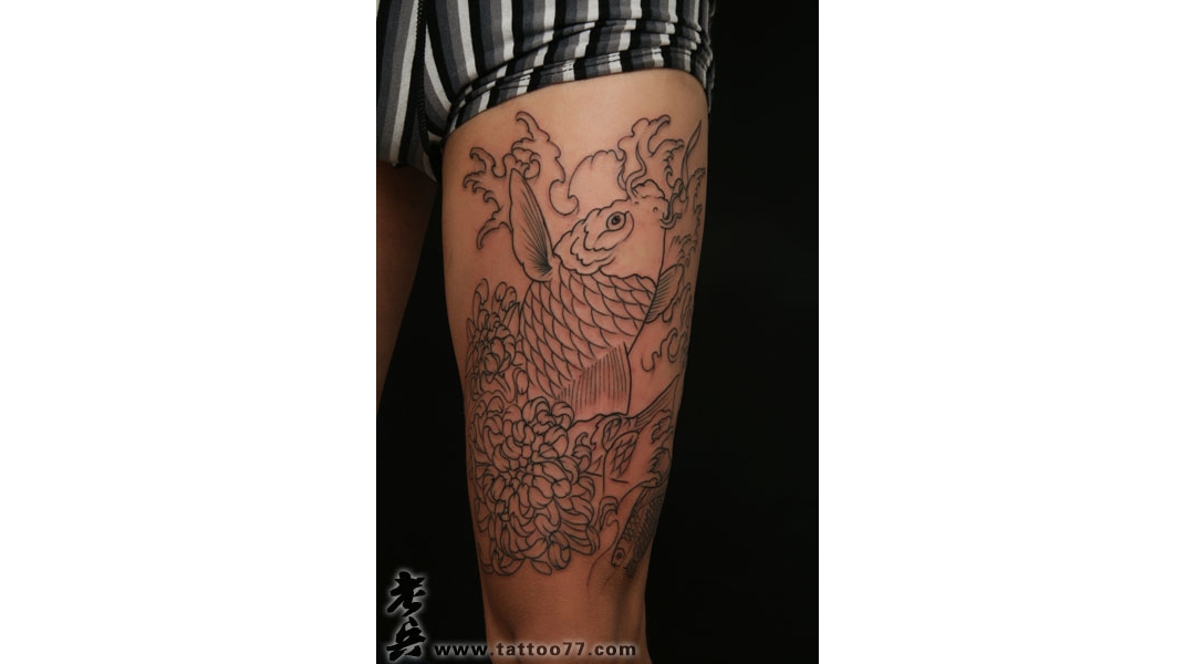 武汉纹身店：腿部鲤鱼菊花纹身图案作品