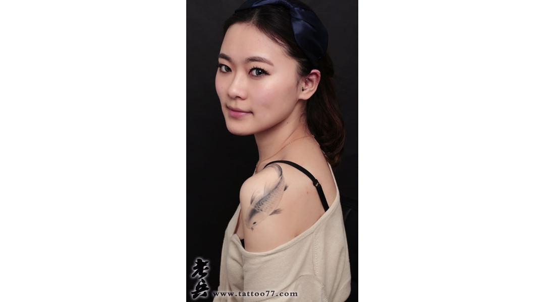 武汉专业老兵纹身：美女大臂鲤鱼纹身图案作品恢复后