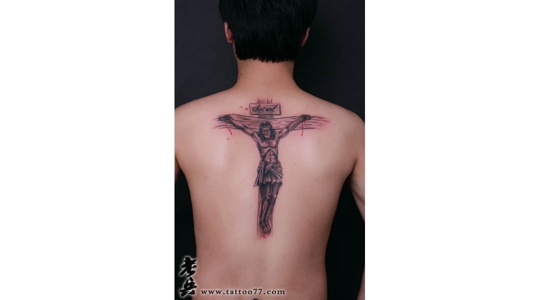 武汉专业老兵纹身店：背部耶稣受难纹身图案作品