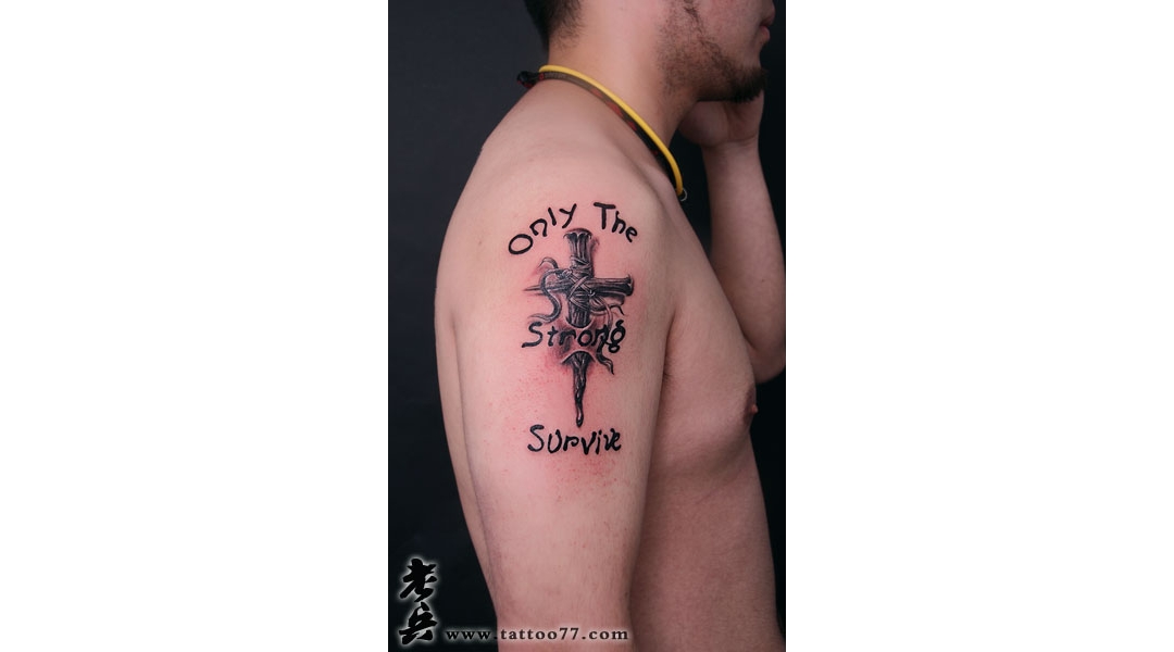 武汉纹身店：NBA艾佛森粉丝超帅的大臂十字架纹身作品欣赏