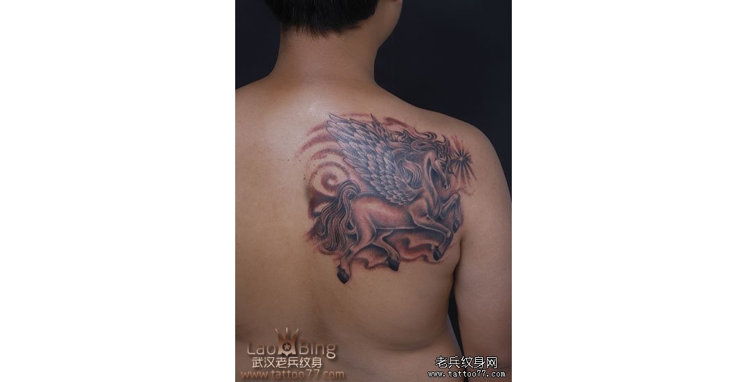 武汉老兵纹身店：一款时尚的背部独角兽纹身图案作品