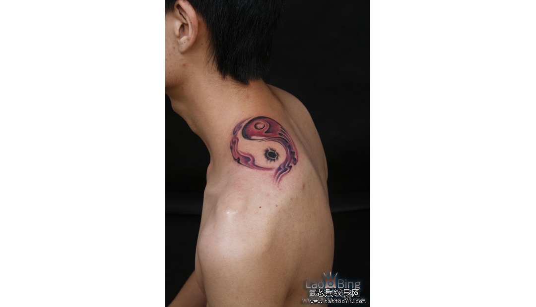 武汉老兵纹身店：帅气的肩部太极纹身图案作品