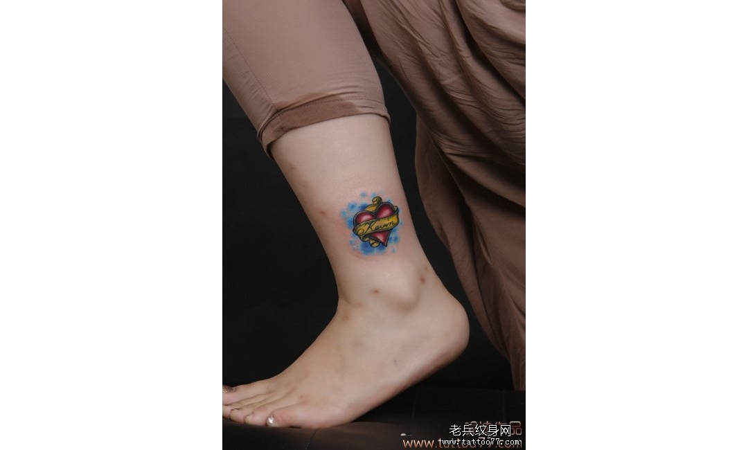 武汉老兵纹身：腿部爱心纹身图案作品