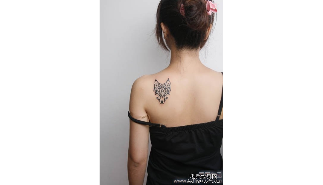 武汉老兵纹身：美女背部狼图腾纹身图案作品