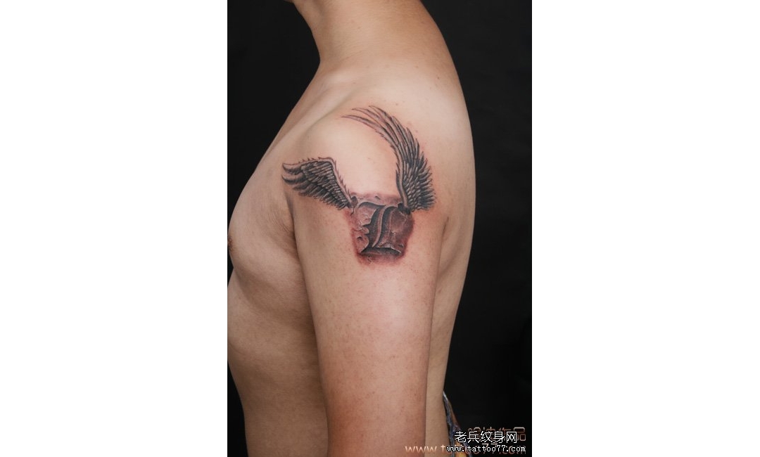 武汉老兵纹身：帅气的大臂烙印文字翅膀纹身图案作品