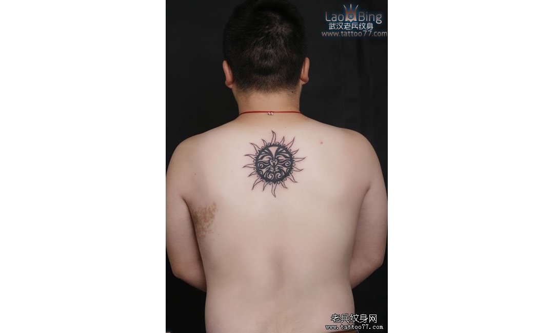 武汉老兵纹身店：帅气的背部图腾太阳纹身图案作品