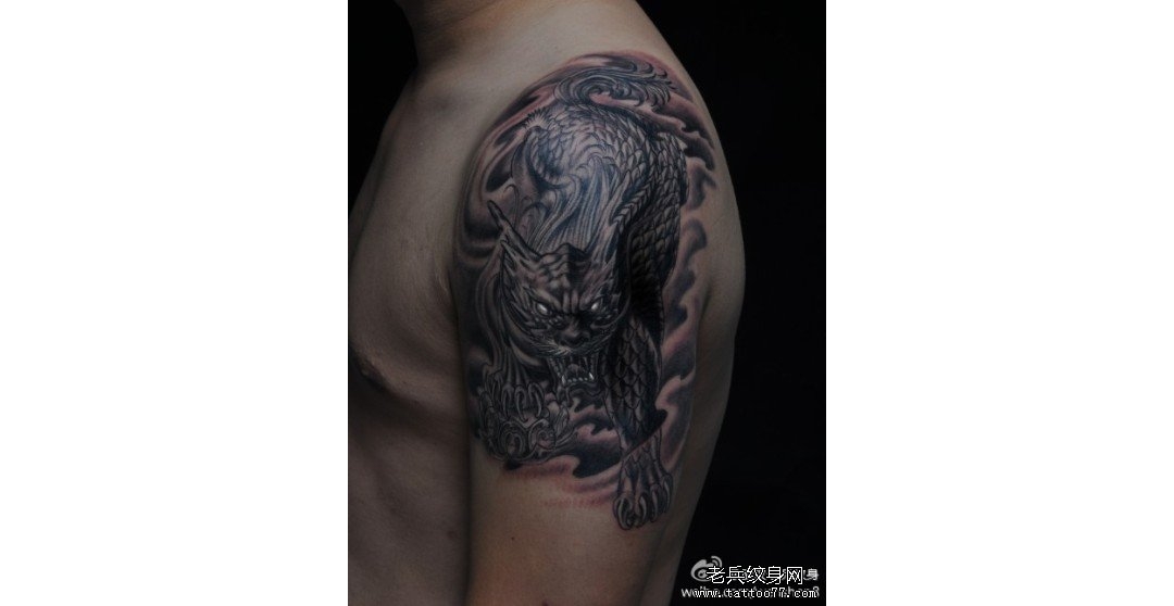 武汉老兵纹身店：大臂麒麟纹身图案作品