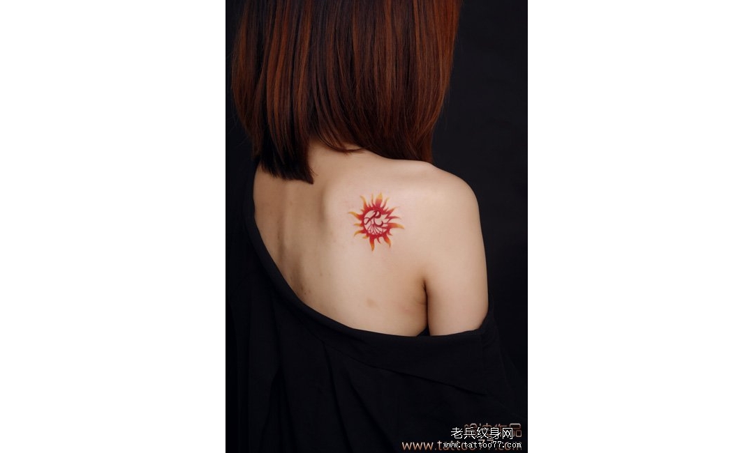 武汉老兵纹身店：漂亮的美女后背彩色太阳纹身图案作品