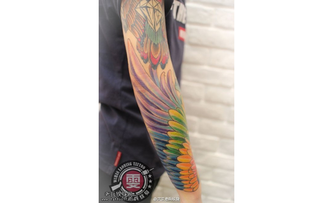 手部彩色翅膀纹身作品由武汉女纹身师制作