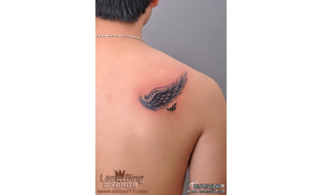武汉专业纹身店：帅气的后背翅膀纹身图案作品
