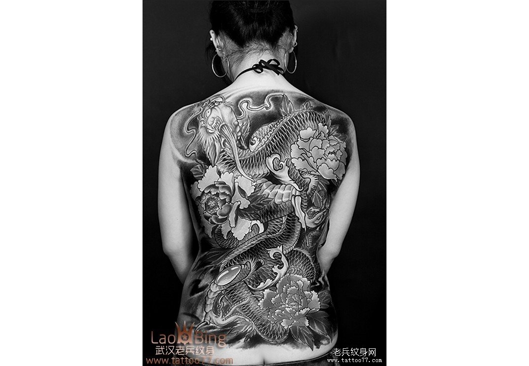 武汉专业纹身店：霸气的美女满背龙与牡丹纹身图案作品