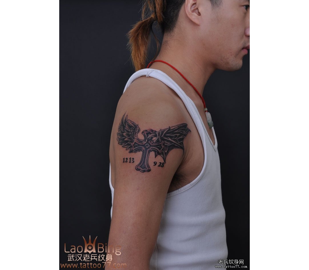 兵哥为来自湖北咸宁纹身爱好者制作的十字架翅膀纹身作品展示 ...
