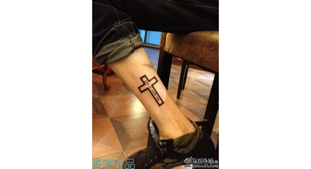 武汉老兵纹身：帅气的腿部十字架纹身图案作品