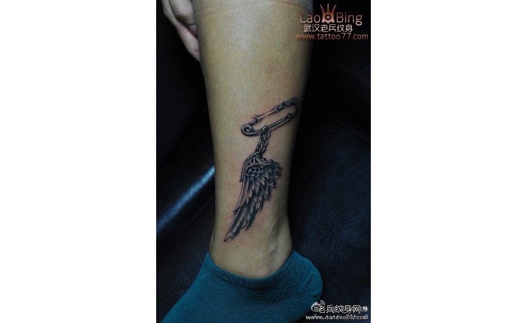 武汉专业纹身：腿部别针翅膀纹身图案作品
