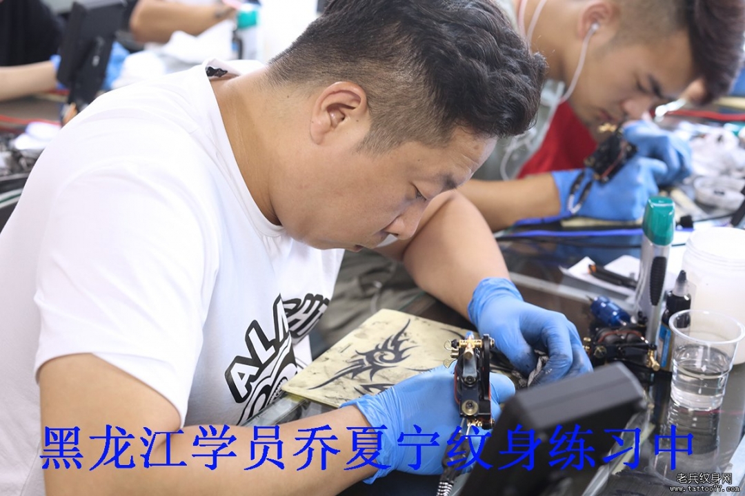 黑龙江学员乔夏宁纹身练习中