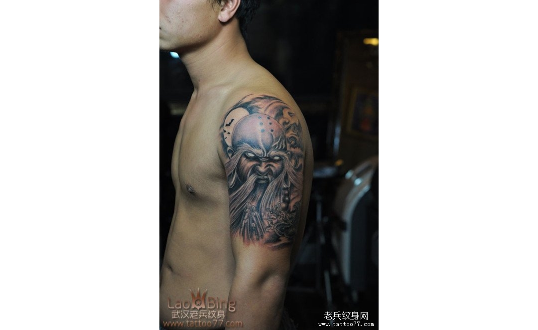 武汉老兵纹身打造的霸气的大臂降龙罗汉纹身图案作品
