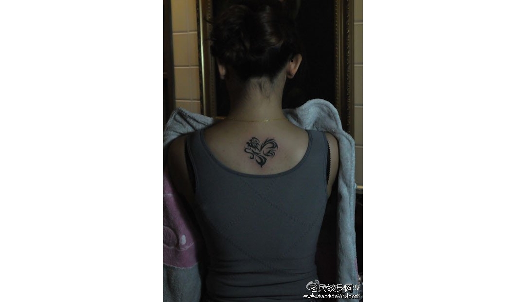 武汉老兵纹身：美女背部时尚的爱心图腾龙纹身图案作品