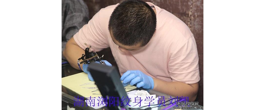 湖南浏阳纹身学员刘凯纹身学习中