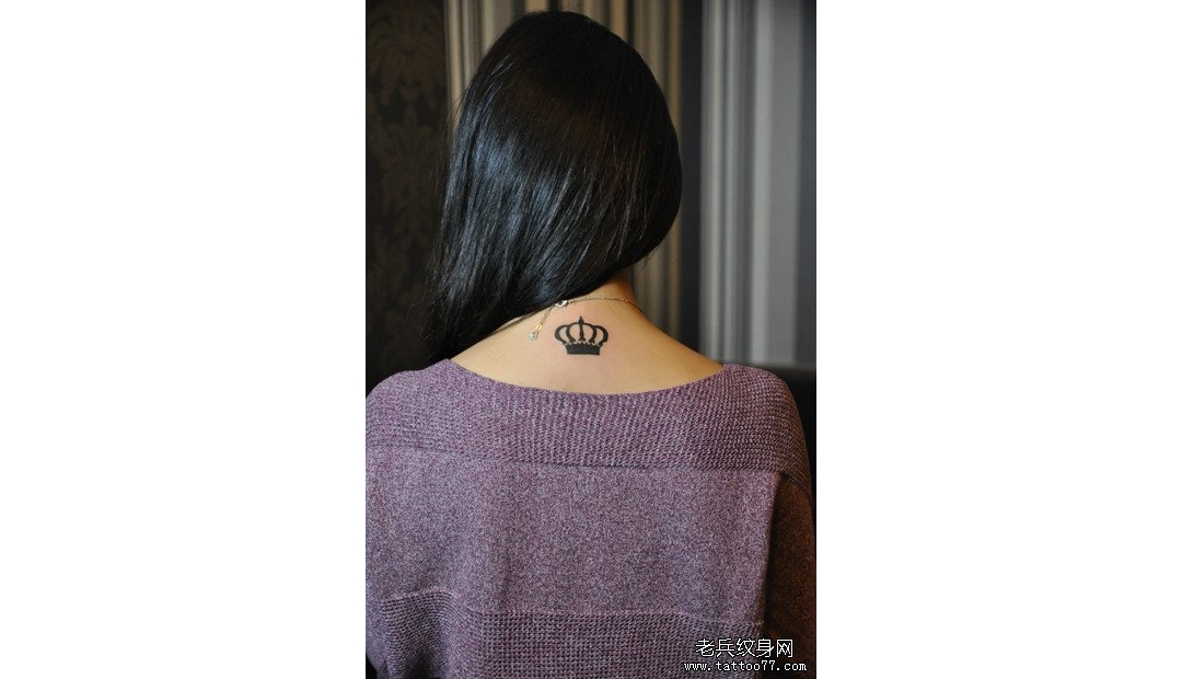武汉老兵纹身：时尚的美女颈部图腾皇冠纹身图案作品
