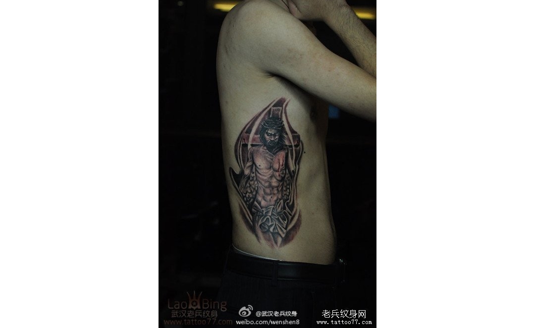 武汉老兵纹身：帅气的侧腰耶稣纹身图案作品